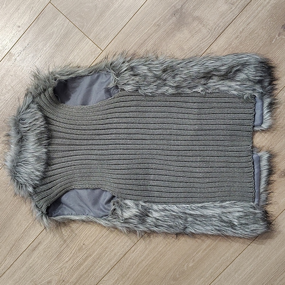Ladies Fur Vest,  Size Small,  Ladies Jackets and Winter Wear - Picture 7 of 7